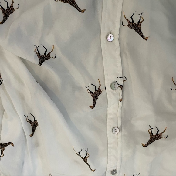 Jane and Delancey Giraffe Printed Long Sleeve Button Up Size Small - Picture 4 of 5